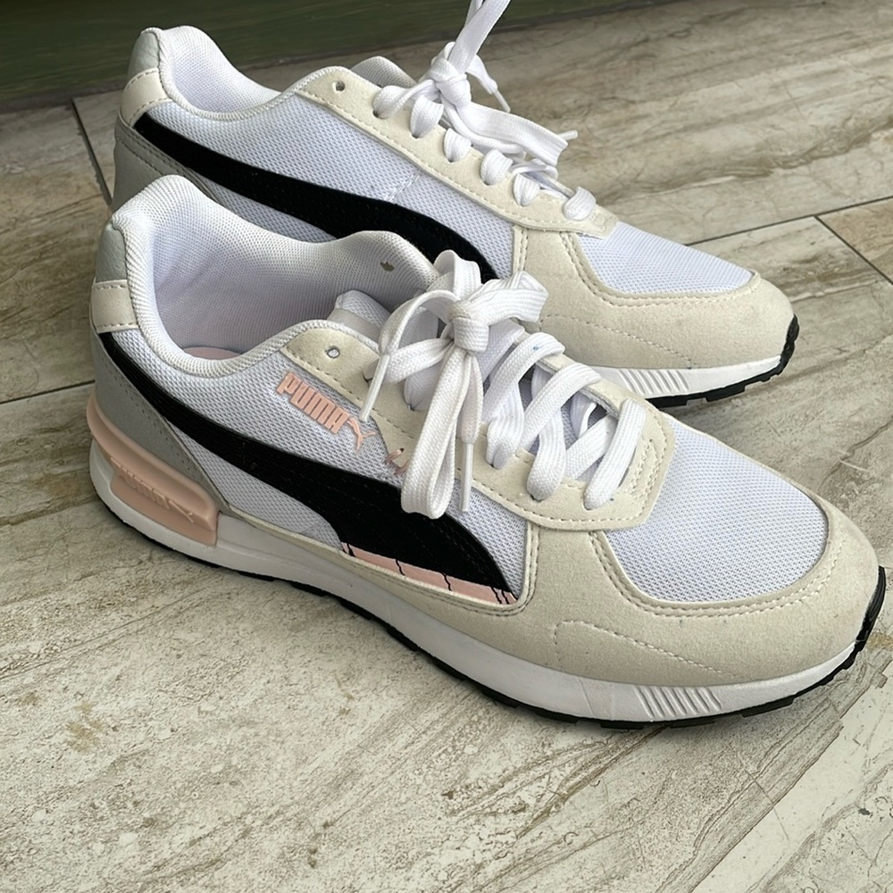 Puma soft foam cushion white/pink/black
Size 7.5
Never worn, NWOT.
